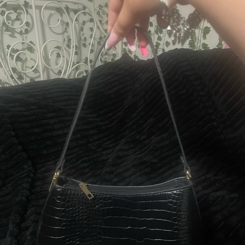 Elegant Black Crocodile-Embossed Women's Bag